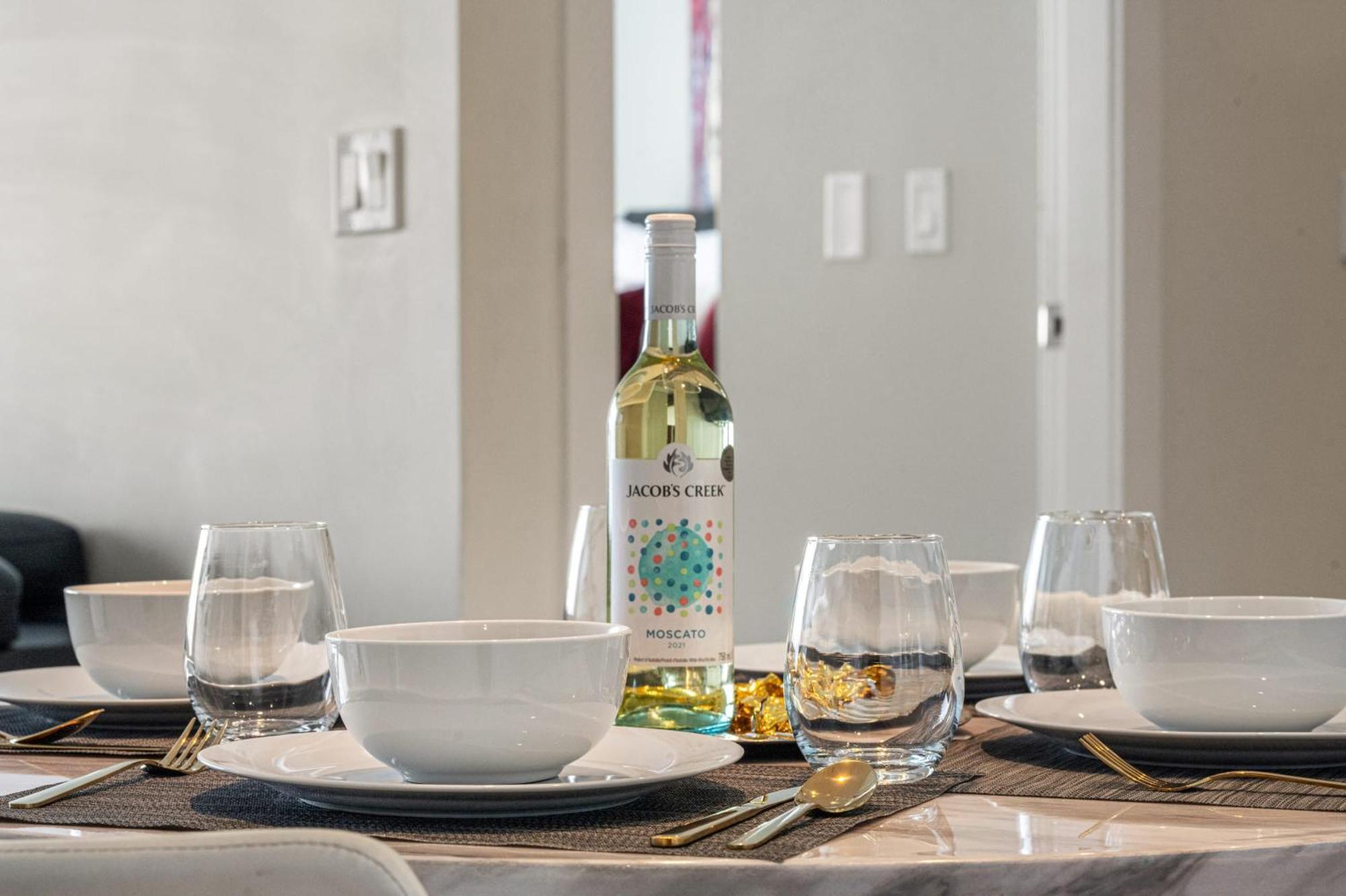 Villa Stunning 34Th Floor Views, Prime Downtown Location - Near Stampede, Casino, Bars! Free Banff Pass, Parking, Wine! YYC Exterior foto